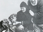М. С. и М. А. Волошины на балконе со своими собаками (Юлахлы, Хна и Пулемет)